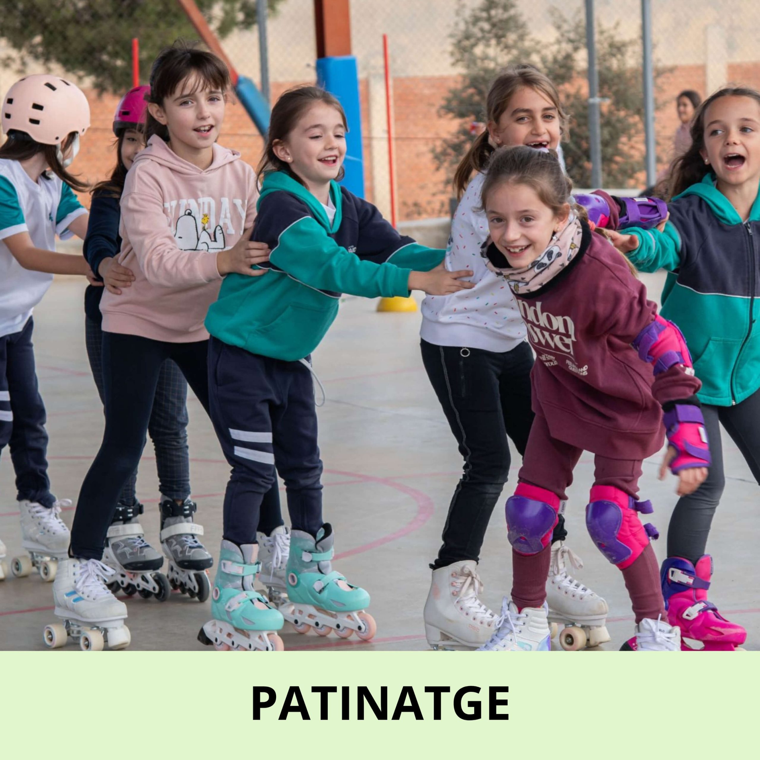 nenes fent patinatge